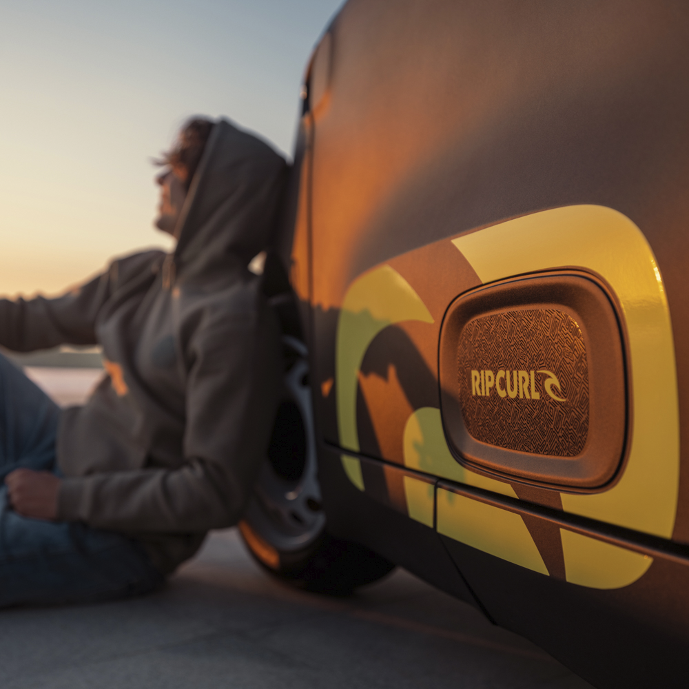 Gros plan sur le badge latéral Citroën Ami x Rip Curl électrique sans permis, Citroën Ami : la signature Rip Curl pour une voiture électrique urbaine