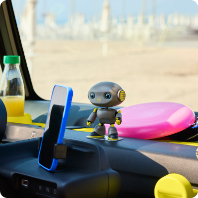 Vue de l'intérieur du tableau de bord de la Citroën ami, voiture électrique urbaine : rangements astucieux et habitacle compact pour une mobilité urbaine abordable