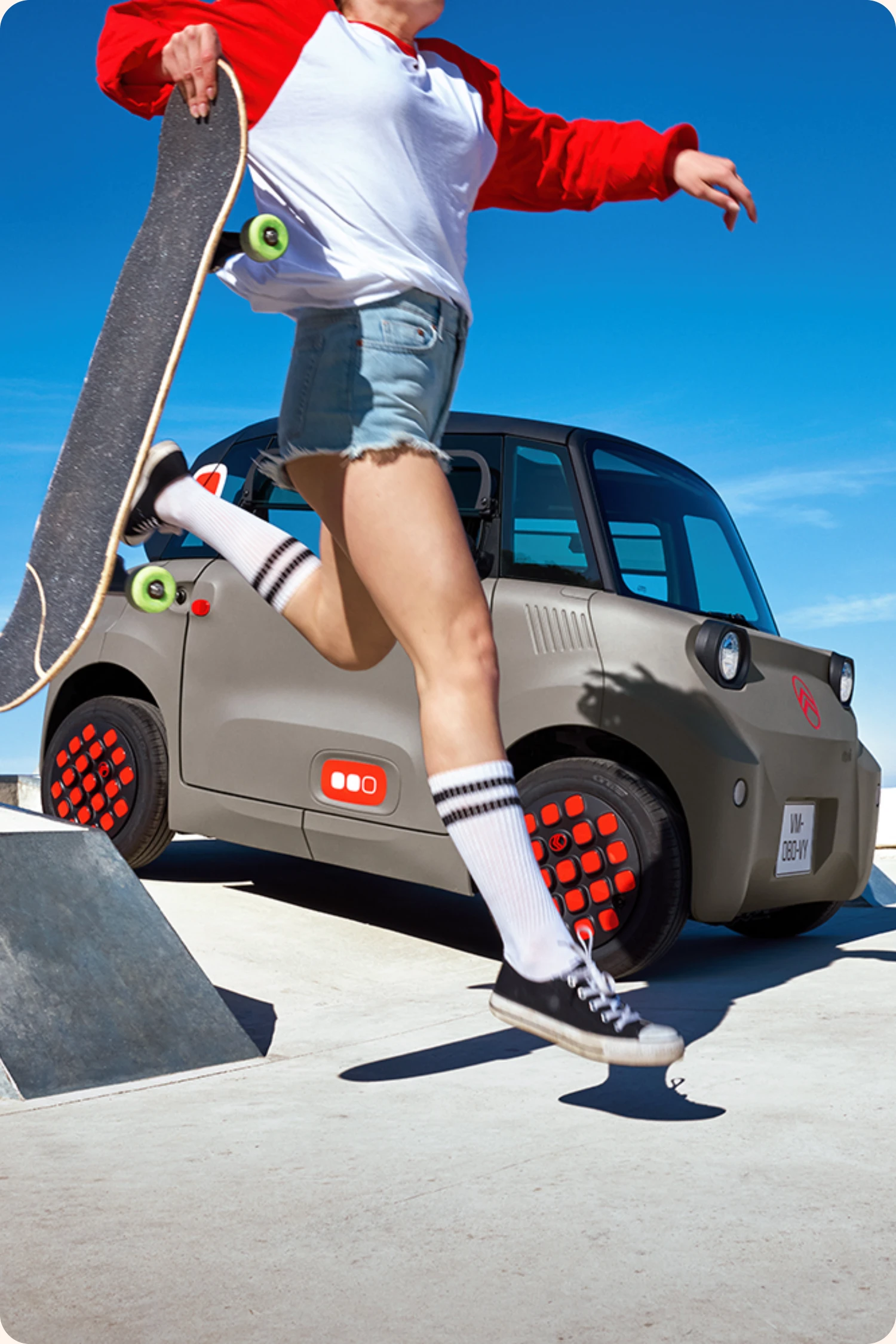 Vue latérale en action Citroën ami électrique sans permis, Citroën ami : la conduite facile pour la voiture électrique urbaine